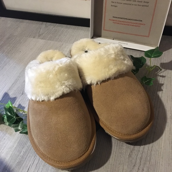 Minnetonka Shoes - 🐻Minnetonka Furry Slipper Slides🐻